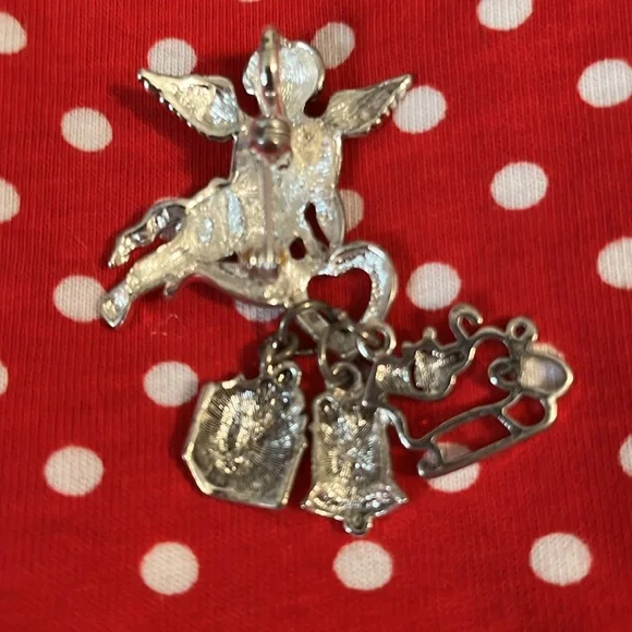Pendant/brooch cherub with bell, sleigh and present charms, Lot S - Picture 4 of 8